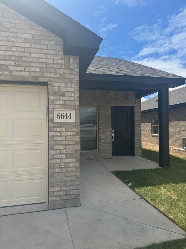 Building Photo - New built located in Glendale area!!! Cany...