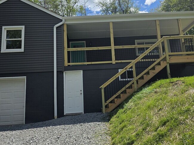 Building Photo - Newly remodeled single family home