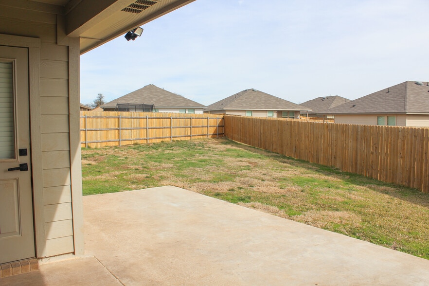 Building Photo - 1013 Velvet Ct