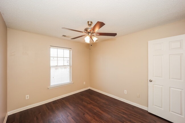 Building Photo - 316 Lauren Dr
