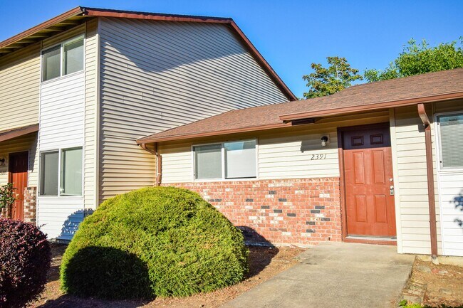 Building Photo - Newly Updated Single Level 2 Bedroom Apt in SE Portland!