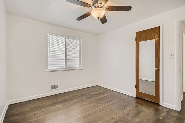 Building Photo - Bright and open updated duplex located in a prime area of Rosedale!