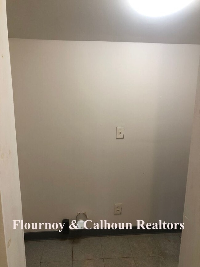 Building Photo - r421a