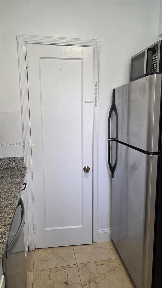 Building Photo - 530 SW 10th St