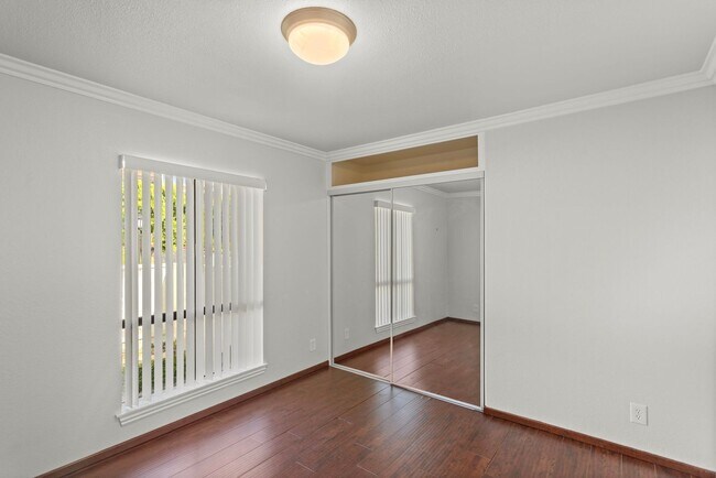 Building Photo - Stunning 2 bedroom *LAKE VIEW* condo for r...
