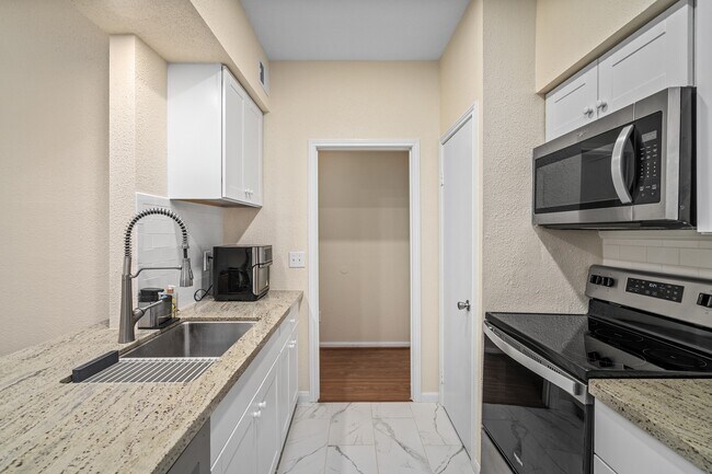 Building Photo - 2475 Underwood St