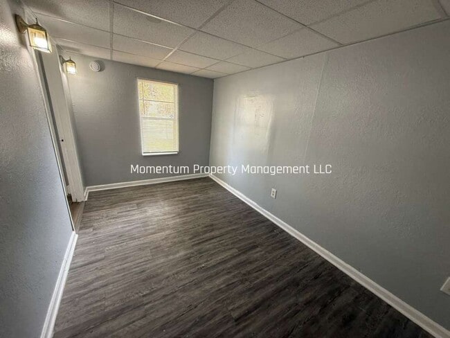 Building Photo - Completely Renovated Adorable 2/1- DONT MISS OUT!!!