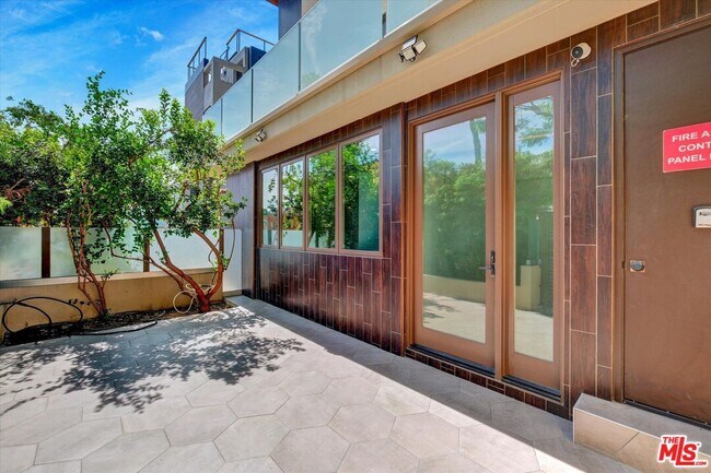 Building Photo - 1249 N Formosa Ave