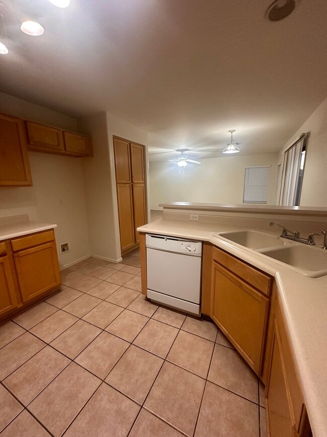 Building Photo - GREAT 4 BEDROOM 2 BATH HOME