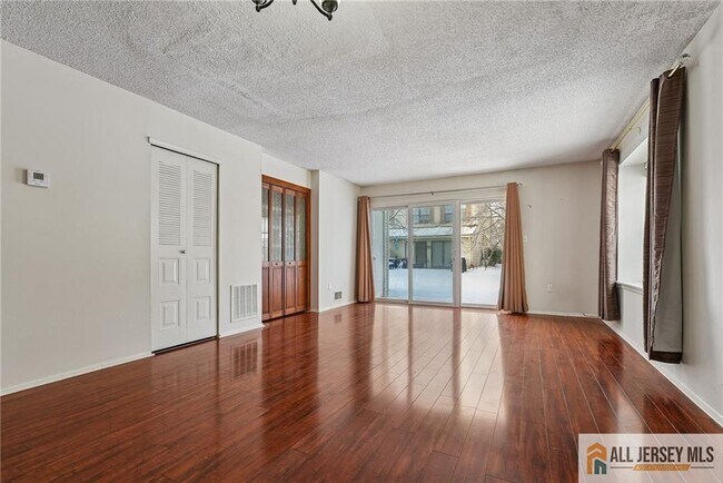 Building Photo - 8 Marsh Ct