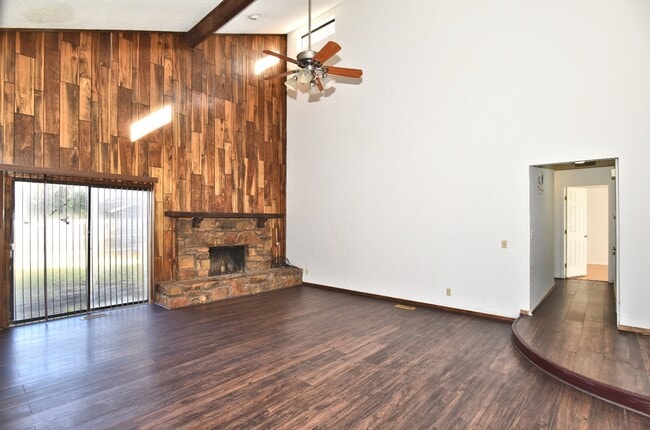 Building Photo - 2208 W Memphis St