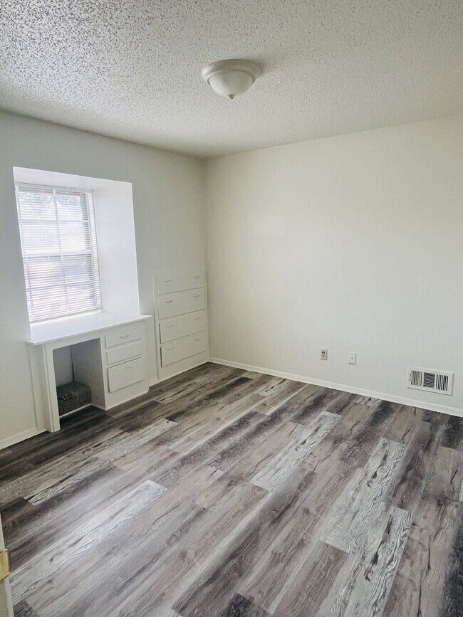 Building Photo - MOVE IN SPECIAL- 2 Bedroom Townhome