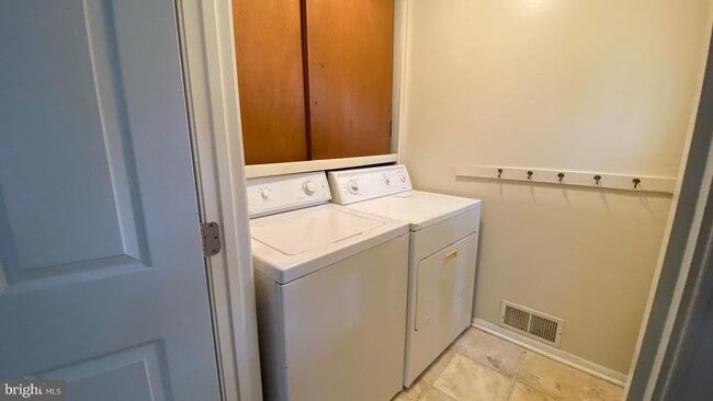 Building Photo - 5529 Woodenhawk Cir