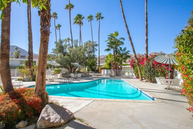 Building Photo - Mid-Century in Rancho Mirage!