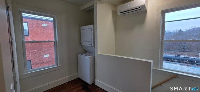 Building Photo - 736 Main St