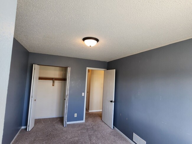 Building Photo - ~ RENT SPECIAL ~ HOLIDAY MERRINESS ~ 3 Bedroom, 3 Bath Home for rent Close to the Hospital