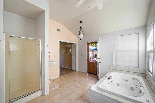 Building Photo - 190 Fairway Ln