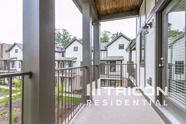 Building Photo - 1240 Hillwood Private Cove