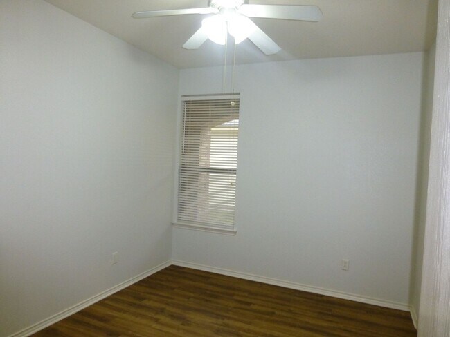 Building Photo - 1726 E Mesa Park Dr