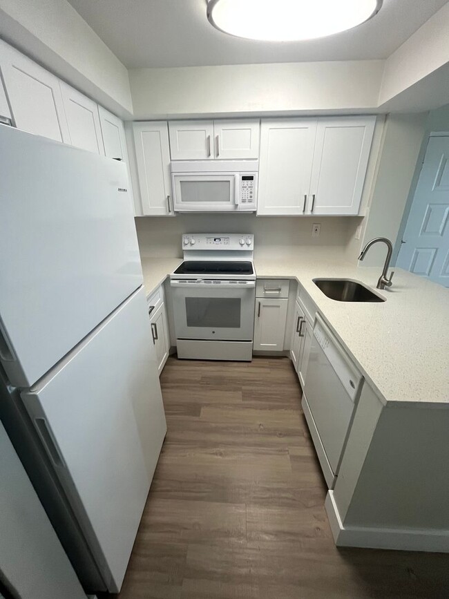 Building Photo - ONE BEDROOM ONE BATHROOM !! Waterfront Community