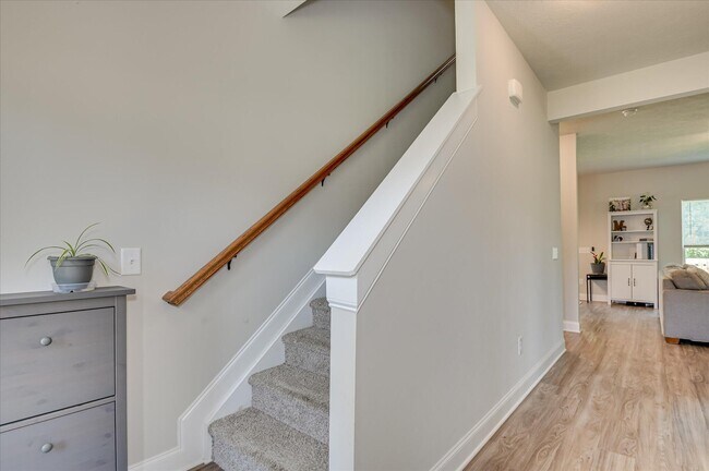 Building Photo - 210 Pebble Ln