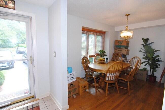 Building Photo - 7 Meadowview Cir