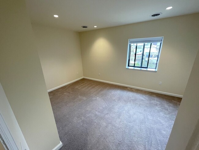 Building Photo - Stylish 1-Bed • 819 Sq. Ft. • Free Interne...