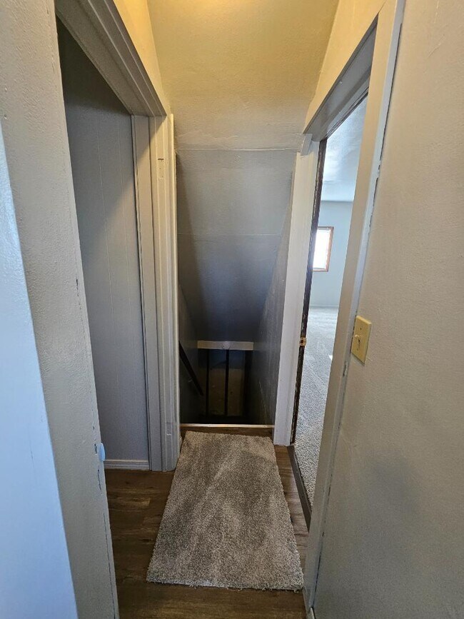 Building Photo - 370 Ahnaip St