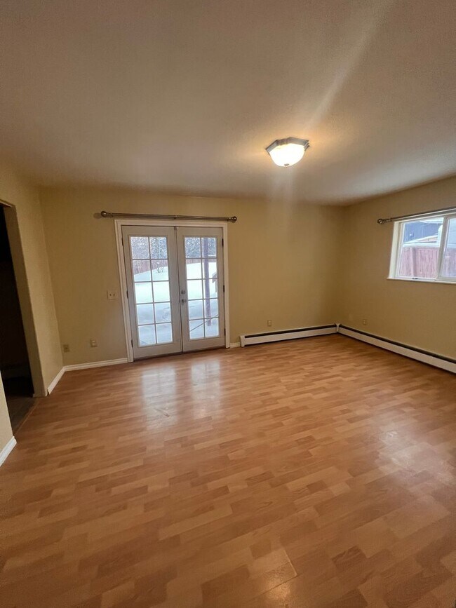 Building Photo - Beautiful 3 bedroom/2bath with spacious deck and backyard