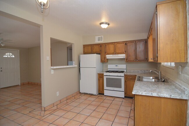 Building Photo - Charming 2 Bedroom 1 Bath Home! Great South Tucson Location!