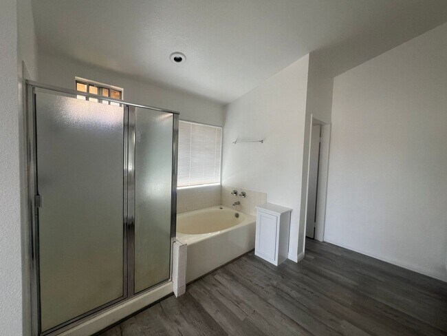 Building Photo - Welcome Home in the Desirable Orangecrest Community!