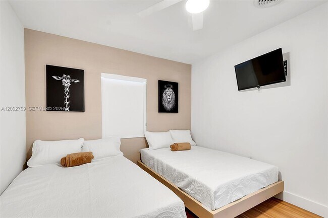 Building Photo - 301 SW 30th Ct