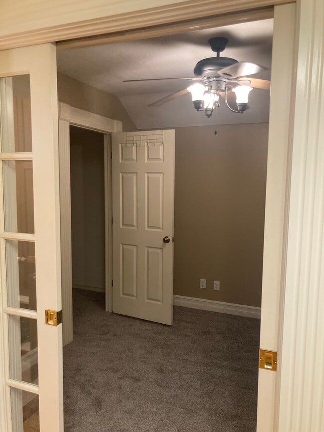 Building Photo - Beautiful Ground Level 1Bed/1Bath with Deck Close to Downtown Albany!