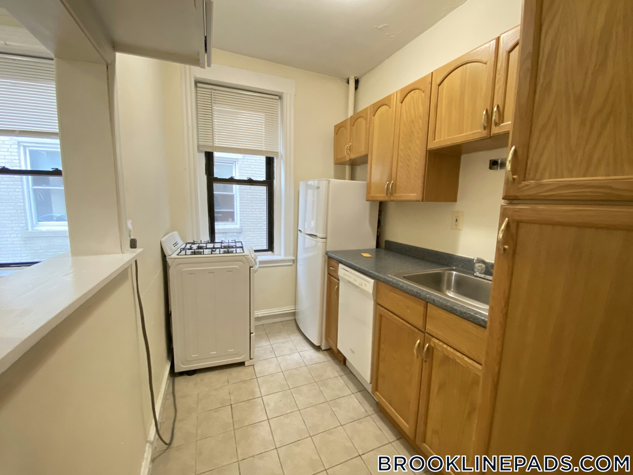 Building Photo - 364 Riverway