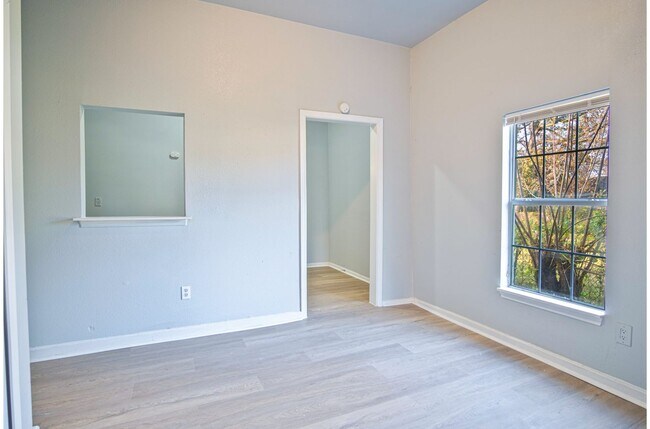 Building Photo - Convenient Home near Downtown's Heart