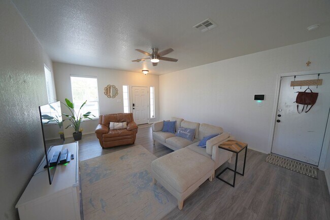 Building Photo - Beautifully Maintained Home in Schertz Now Available. Realtor Commission: $500