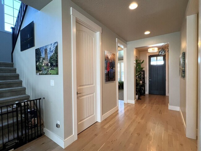Building Photo - Beautiful custom built home with 4 bed 3.5...