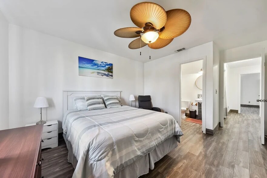 Building Photo - 512 10th Ave S