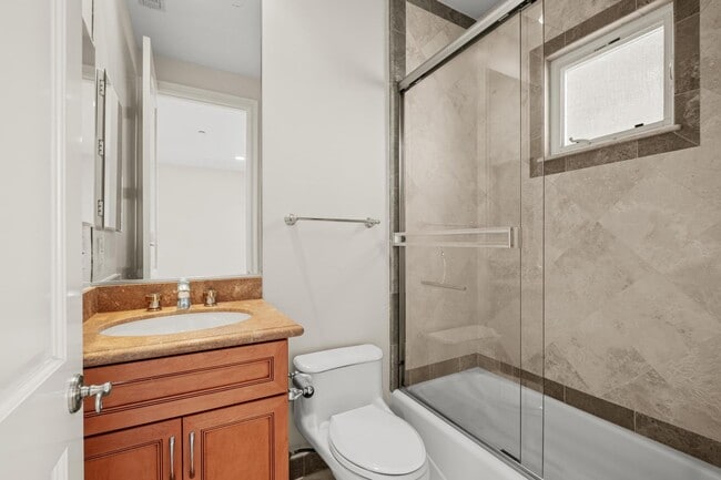 Building Photo - Stunning 4 bed, 4.5 bath home located on a quiet and highly desirable street in Redondo Beach