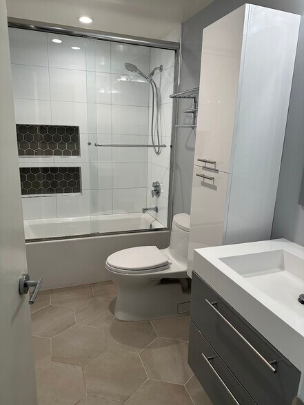 Building Photo - 10136 Hollow Glen Cir