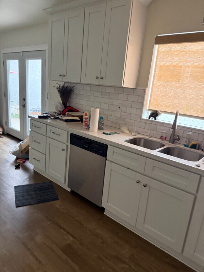 Building Photo - Solar savings on energy. 3rd bonus room.   2 Car Garage, Private Yard, Spacious upgraded interior.