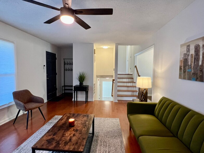 Building Photo - 730 Pineborough Rd