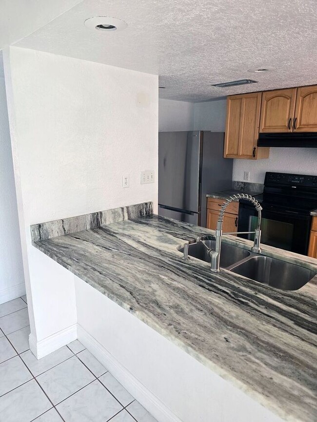 Building Photo - Large Two bedrooms with a cover patio