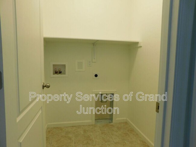 Building Photo - 621 Zenith Ln