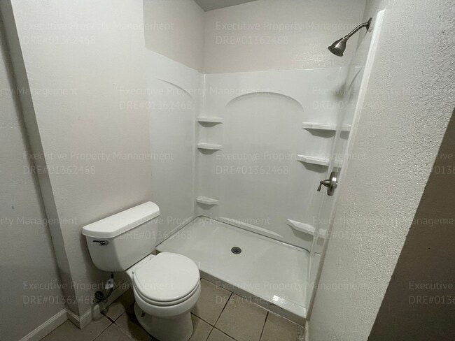 Building Photo - 1 bedroom 1 bathroom  back house with a pr...