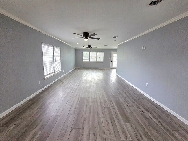Building Photo - 718 W Lozano St