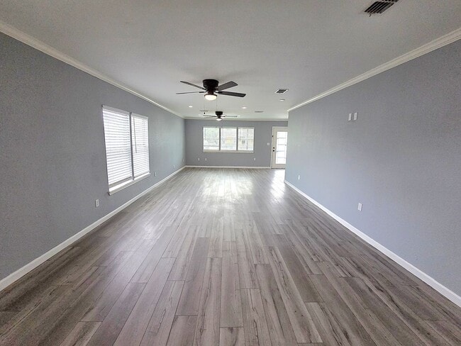 Building Photo - Beautifully Remodeled 3BD/2BTH Home on a Large Lot!