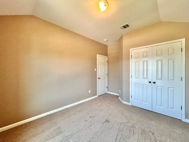 Building Photo - Your Next Home Awaits – Roomy, Bright & Co...