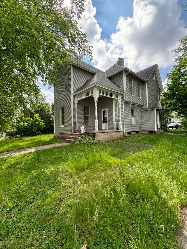 Building Photo - 3 bedroom, 1 bath apartment in Cedar Falls