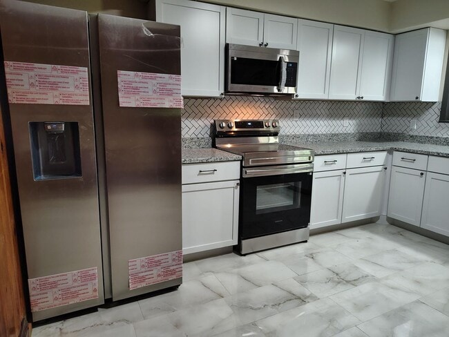 Building Photo - 3 Bed, 1.5 Bath home– Move-In Ready!
